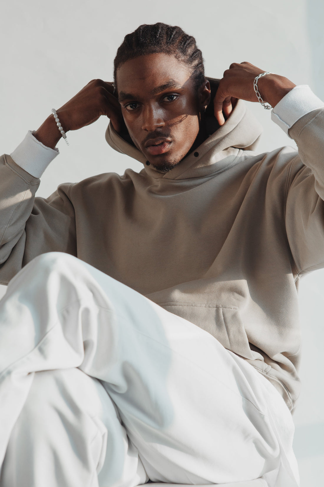 Man in a white and light tan outfit in the city